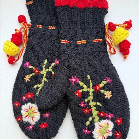 Free People Accessories - Free People Mittens Floral Embroidered Black Fleece Lined Winter Gloves